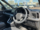 運転席まわりは前方を見渡しやすい開放感があり、シートとアームレストがくつろぎを支えます。車内は落ち着いた色合いで、日々の移動も快適に過ごせそうです。