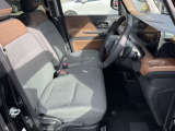 運転席は明るく、視界も良好で快適な運転を実現致します。また、小回りがきくので、細い道でも楽々走行可能です。