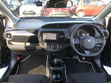 シンプルながら機能性溢れる運転席廻りです。視界性もよく、運転しやすいですよ。