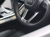 内装はシンプルに使い勝手を考え作られています。お車を運転する感覚をダイレクトに体感して頂けます。室内も広くロングドライブにも快適にお過ごしいただけます。