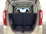 開口部も広く荷物の積み下ろしもしやすいお車となっております。シートの背もたれは5:5の割合で背もたれを可倒でき、前後のシートスライドもできるので荷室をひろげることができます。