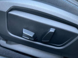 【コックピットシート】BMW車の主役席。車体中央にくる様に配置し車両重心とが一致する事でドライバーと車との一体感あるドライビングを実現。人間工学に基づき形成した形状が長時間のドライブ疲労も軽減します!