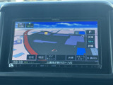 周辺の道路や施設が画面に表示され、現在地を確認しながら目的地までの道順を把握しやすいナビ画面です。画面上の案内を活用して、初めて訪れる場所へのお出かけにも役立ちます。