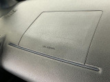 【助手席エアバッグ】SRSエアバッグとはシートベルトの働きを補助して衝突した時に乗員の衝撃を軽減するシートベルト併用式エアバッグ。前面衝突時に瞬時に膨らみ、頭部と胸部の衝撃を軽減します。
