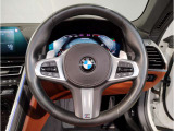【ハンドル】ドライバーとBMW車の一体感がダイレクトに伝わるステアリングホイール。形状・太さへの拘りに加えて、操作性を高める為にスイッチ類も配置。クイックかつ安定のドライビングを体感下さい!