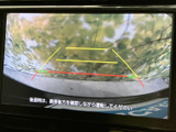 後方の映像に目安線が表示され、駐車時に周囲との距離を確認する際に役立ちます。画面で後方の様子を把握しやすく、駐車をサポートしてくれる装備です。