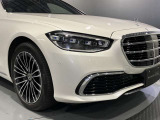 低くフラットなボンネット、シャープなヘッドライトがワイド感を強調。スポーティな走りを表現したフロントデザインです。