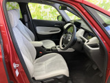 明るい色合いのシートとドア内張りが、前席まわりにやわらかな雰囲気をもたらします。運転席から前方を見渡しやすく、ゆったり座れる空間です。