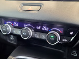 【オートエアコン】設定温度に合わせて自動で風量や風向きを調整し、車内を快適な温度に保ちます。