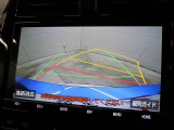 車庫入れや縦列駐車などの際に、後退操作の参考になるガイドラインをモニター画面に表示します。