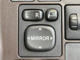 【電動格納ミラー】サイドミラーは電動格納式となっており、狭い駐車場でもキズがつくリスクを抑えられます