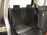 サードシートです。荷物が思ったより多くなった時や、大人数のドライブなど様々なシーンで対応が来ます。片方を畳んで荷物を載せたり、シートアレンジも自由自在。