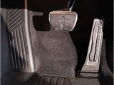 BMWはオルガン式アクセルペダルを採用しています。踏み込む足とペダルが同じ軌跡を描くため、かかとがずれにくく、アクセルコントロールがよりしやすくなるメリットがあります。