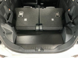 【ラゲージフロア】お客様に気持ち良く乗っていただけるよう、工具を使わず取り外せる部品は全て取り外し清掃しております。シート可動の場合は、シートを動かし裏側まで清掃を行っております。