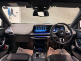 BMWの運転席はドライバーオリエンテッドという構造を採用。ドライバー目線の操作がしやすい設計になっており、ドライブ中にも目線の移動が少なく運転中にも簡単に操作ができます。