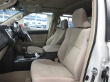 運転席は6ウェイ、助手席は4ウェイの調整が可能です。体型にフィットしたドライビングポジションが確保できます。