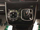 フロントオートエアコンです。運転席・助手席それぞれの体感温度の違いに合わせて温度設定が行えます。エアコンの情報はマルチインフォメーションディスプレイに表示されます。