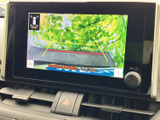 後方の様子を画面で確認でき、駐車時や車庫入れの際に周囲を把握する手助けになります。ガイド線も表示されるため、車両の後退位置を確認しながら操作できて便利です。