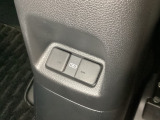 アームレストの後ろ側には、リア席用の充電可能なUSB端子が2個ついています。移動中に充電もできるので便利です。