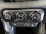 シンプルで使いやすいマニュアルエアコン。適切に操作することで快適な車内環境を保つことができます。