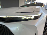 【LEDヘッドライト】悪天候や夜間走行時も良好な視界を確保し安心して運転できる高輝度LEDヘッドライトを装備!点灯速度が早く、消費電力も抑えられています。