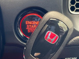 【Hondaスマートキー】カバンやポケットに入れたままでもドアの施錠・解錠が可能なスマートキーを装備。エンジンのオン・オフ時もカギを取り出す必要が無いからとっても便利です♪