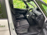 運転席まわりは前方を見渡しやすいレイアウトで、ゆったりとしたシートが落ち着いた着座姿勢を支えます。助手席との距離感にもゆとりがあり、前席で過ごす時間を快適に感じていただけます。
