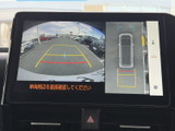 後方の映像に加え、車両周囲を俯瞰した表示も確認でき、駐車時の周囲確認をサポートします。目安となるガイド表示も備わり、狭い場所での駐車や切り返しの際に役立つ装備です。