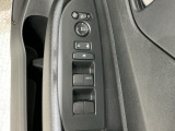 狭い駐車場で便利な電動格納ドアミラーが付いています。