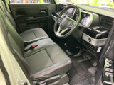 運転席まわりはメーターやスイッチ類が見渡しやすく、前方視界も確保しやすい設計です。シートは身体を預けやすい形状で、乗り込んだ際の落ち着きやすさも魅力。毎日の移動を快適に支えます。