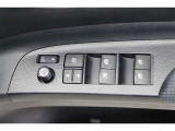 スイッチ一つで窓を開け閉めできるパワーウィンドウスイッチです。