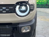 【LEDヘッドライト】悪天候や夜間走行時も良好な視界を確保し安心して運転できる高輝度LEDヘッドライトを装備!点灯速度が早く、消費電力も抑えられています。