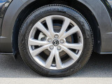 18インチ純正アルミホイールを装備。タイヤサイズは215/55R18となります。
