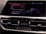 【ⅰドライブナビゲーション】文字情報も鮮明に表示する高解像度カラーディスプレイを採用。視認性に優れた地図デザインと特徴的な建造物を目印にした描写表示で現在位置を把握できます。地図データの更新も可能です