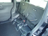 ◆チップアップ&ダイブダウン機構付【ULTR SEAT】は後席座面を左右分割で跳ね上げることができます。トランクで積載できない背の高い荷物をラクラク収納できます。ホンダ車ならではの人気装備です。