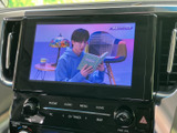 停車中にテレビ番組を視聴できる画面を備えています。待ち時間など、車を停めて過ごすひとときに映像を楽しめるため、車内での時間の過ごし方が広がる便利な装備です。