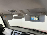 【サンバイザー】車内で身だしなみを整えるためのバニティミラーがセット。お化粧直しや髪型のチェックに活用できます。