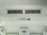 ルーフに取り付けたファンで、風を後席にも送風。空気を効率的に循環させることで、室内空間の温度を均一に保ちます。エアコンを使わないときでも、送風することによって、後席でも心地よく過ごすことができます。