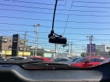 リア側ドライブレコーダー。運転中の映像・音声などを記録して、交通事故やトラブルが起きた時の正確な状況把握に役立つドライブレコーダーが装着されています。