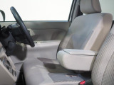 運転席にはアームレストが備わっています。