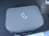 純正の充電ケーブルは、おしゃれなボックスにおさめられています。