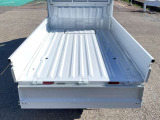 三方向に開くアオリで、どの方向からでも荷物の積み下ろしがラクラクです。