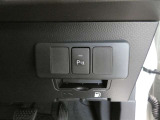 コーナーセンサーを車の前後に装備。障害物までの距離に応じて警告音を変えてお知らせ。縦列駐車時や駐車場・車庫などでの取り回しをサポートします。詳細は販売店スタッフまでおたずねください。