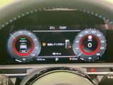 速度や車両情報を左右の表示と中央画面で確認でき、運転に必要な情報を把握しやすい構成です。表示がまとまっているため視線移動を抑えやすく、日々の運転をサポートしてくれます。