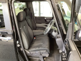 フロント広々、ベンチシートの運転席は、ハイトアジャスターが付いているので、快適にドライブができます。ハンドルはチルトステアリングで、ハンドル位置を上下に調節できます。