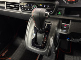 インパネシフトだから視線の移動も少なく足元もスッキリ♪運転席もゆったりしているのでゆとりを持ってドライブできますね!