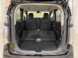 リアシートを倒せば広々荷室の出来上がり♪アレンジ次第でさまざまな荷物が積み込めますよ。