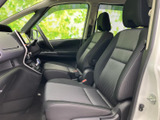 前席はゆったりとした座面で、運転席まわりまで見渡しやすい開放的な空間です。落ち着いた色調とすっきりした配置で、運転する方も助手席の方も心地よく過ごせます。