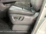 運転席の画像です。十分なスペースがあり、ゆったりした状態で運転していただけます♪