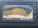 駐車時の安全確認をサポートするバックカメラも使用できます。インターナビで様々な情報を得ることもできます。